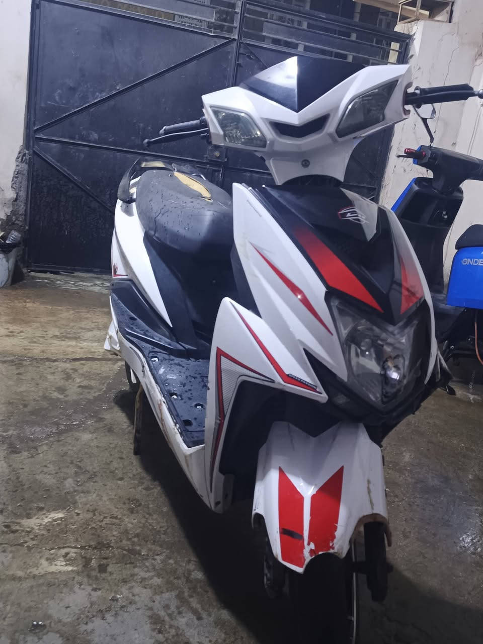 السلام عليكم دراجه شحن للبيع هيوشه 2024
بطاريت جديده شرط الفحص 
لايت شغال
اشارات شغاله 
دسكات جديده 
تايره امامي خلفي جديد 
بي ضربه خفيفه من الامام 
دراجه مكفوله فقط الملف عطلان 
مكاني الفلوجه حي العسكري 
السعر 350 وبي مجال
واتساب ***********1
