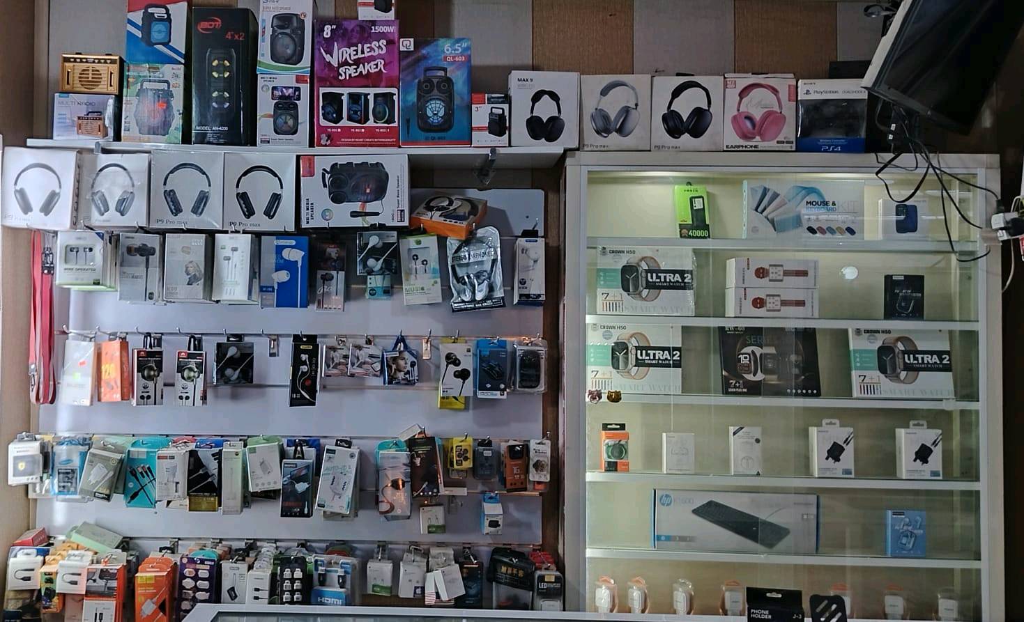 محل اكسسوارات موبايل
عدة صيانه 
طابعة استنساخ برذر 
كامرات مراقبه عدد 4 +بلازمة
ديكور كامل جاهز مجهز

... العنوان... كوفة حي ميسان شارع الشريط مقابل حلويات بابلون