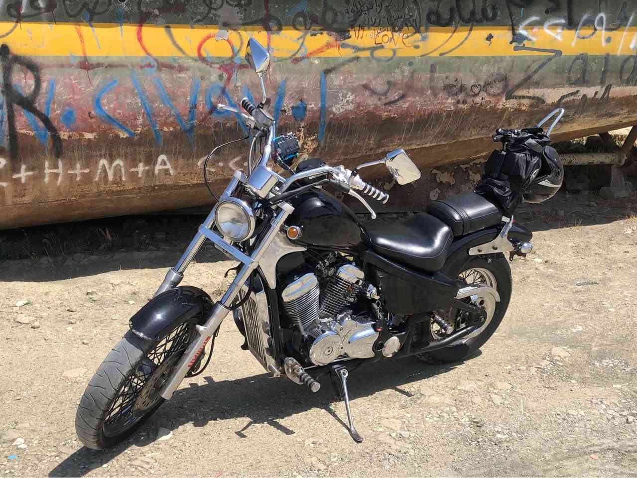 سەرەتا بەناوی خوای گەورە.
هارلی هۆندا ستیید ٤٠٠ 
نموونە لە جوانیدا.
مۆدێل ١٩٩٣.
مەنەفێستی کامل لەگەڵە و گومرگیشی دراوە دەتوانی بیکەی بە ڕەقەم.
هیچ کەم و کورتییەکی نیە.
کامل ئەشیای بیلادیە.
ڕادێتەرە.
نرخی: ١٦ گەڵا و کەمێک مەجال.
ژمارەی موبایل: ٥٨٥٧ ٣٥٠ ٠٧٧٠
ناونیشان: سلێمانی.

بسم الله الرحمن الرحيم

هارلي هوندا ستيد (Steed) حجم 400 سي سي. الدراجة قمة بالنظافة والجمال. موديل: 1993. كاملة كمرك وجاهزة للترقيم، والمنفيست مالتها كامل وموجود. الدراجة بحالة الزيرو . كل غراضها أصلية وبلادية. راديتر.

السعر: ١٦ ورقە وبيها مجال بسيط للشراي. رقم الهاتف: *********** الموقع: السليمانية.

In the name of Allah almighty.
Harley Honda Steed 400cc.
An epitome of beauty.
Year of manufacture: 1993.
Customs are done in case of acquiring a license plate and it has its complete manifest.
It’s in new condition.
All the compartments are original.
It has a radiator.
Price: 1600$ and a little bit of bargaining.
Phone number: 0770 350 5857
Address: Sulaimany. السليمانية, العراق
