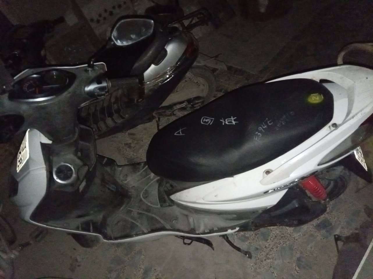 السلام عليكم 
سكنس وارد كوري توني مطلعها من المعرض مرقم رقم بغداد نظيفه ال دي راجه ما ناقصها شي 
ماشيه 15000 
الدراجه مو بأسمي بأسم ولد ابغداد كاعد 
و جميع الوصولات موجوده 
سبب البيع انطلبت عليها و محتاج
ب 16 ورقه و بيها مجال حك جيه 
مكاني كربلاء


**إذا كنت صاحب هذا الإعلان وتريد حذفه لأي سبب، رجاءا أرسل رسالة إلى الدعم الفني**