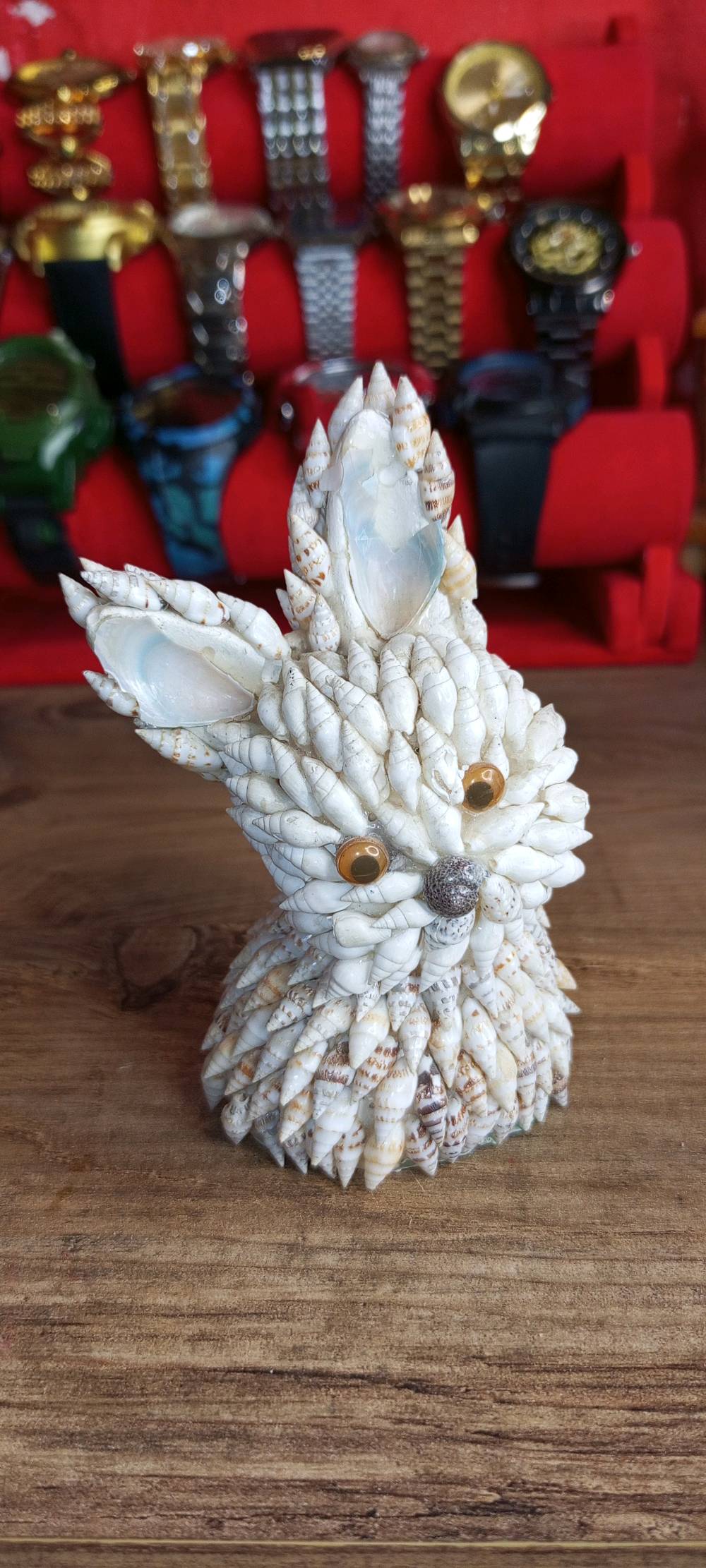 هذا تمثال على شكل حيوان مصنوع من الأصداف البحرية، يعتبر قطعة ديكورية مميزة ومناسبة لتزيين المنزل أو المكتب. التصميم الفريد والمصنوع بعناية يضيف لمسة بحرية جميلة لأي زاوية يوضع فيها.