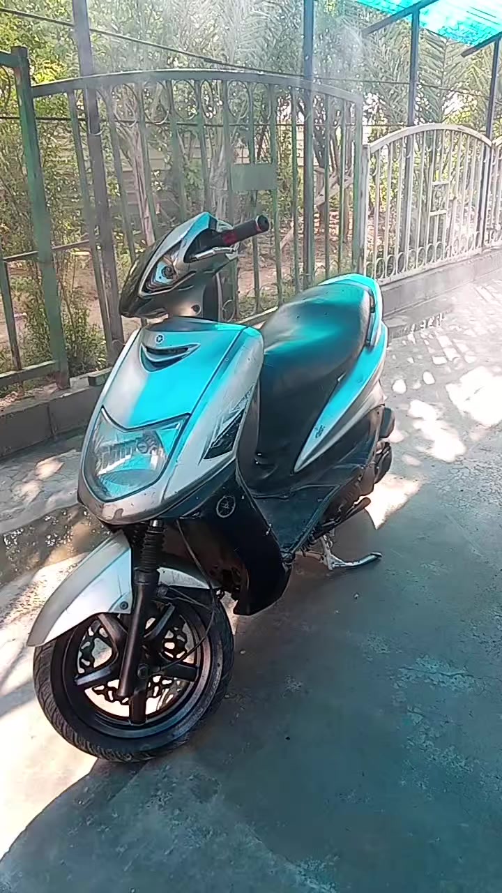 سلام عليكم درجة سكنس نثية سرعة 140
قبل 3اشهر جفت وهسة بيهة دخان 
كهربائيات كلهة شغالة الباتري شغال 
الدراجة نكرة سلف مثل ما موضخ بل فيديو 
تايرات جددد 
العنوان . الدورة ابو جير 
ارقم. *********** 
السعر 350وبيهة مجال للشراي
