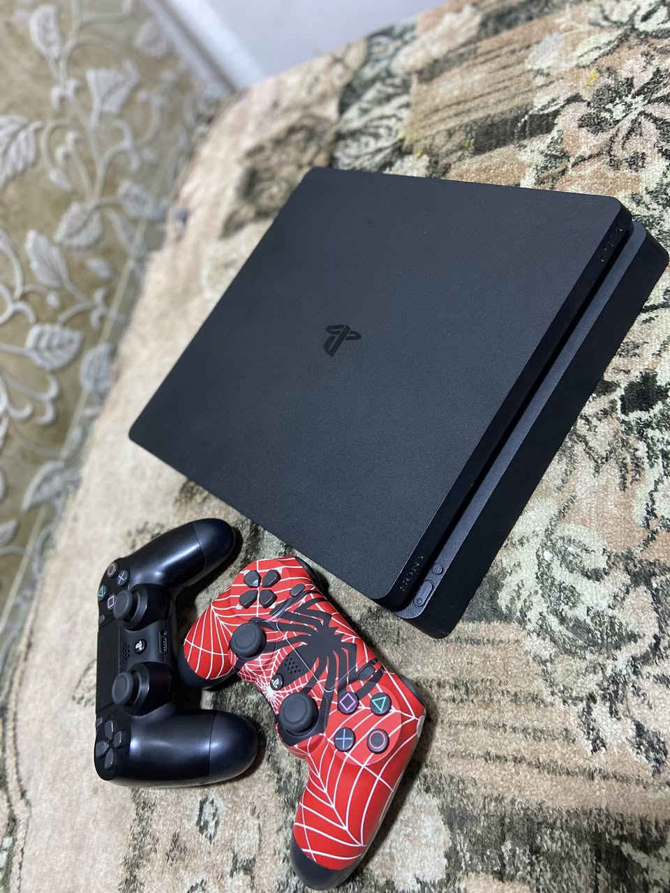 بلي فور مهكر 
نظام 9 500GB
مع يدتين اصلي وتجاري
جهاز ضمان لا مفتوح ولا واصل مصلح
سعرو 285 مجال جيتك 
ماشراي لا تكسر بل جهاز 
موصل ***********
