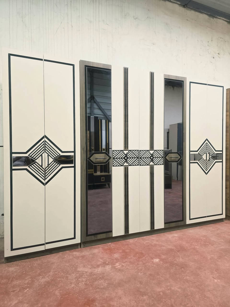 .❤️‍🔥 غرفة تركية مستخدمه بس عرض ❤️‍🔥. 
🚪 نظام أبواب  10 قطعه  فاخر. 
🛏️ سرير بمخزن عملي. 
🪞 جام  أنيق. 
🧵 قماش وتر  أصلي سعره مليون و250.
✨ نظافة 99💯. 
🚚 شد ونقل مجاني داخل بغداد. 
📦 توصيل للمحافظات بأسعار رمزيه
  للحجز اخذ سكرين وتفضل وات ساب ***********
