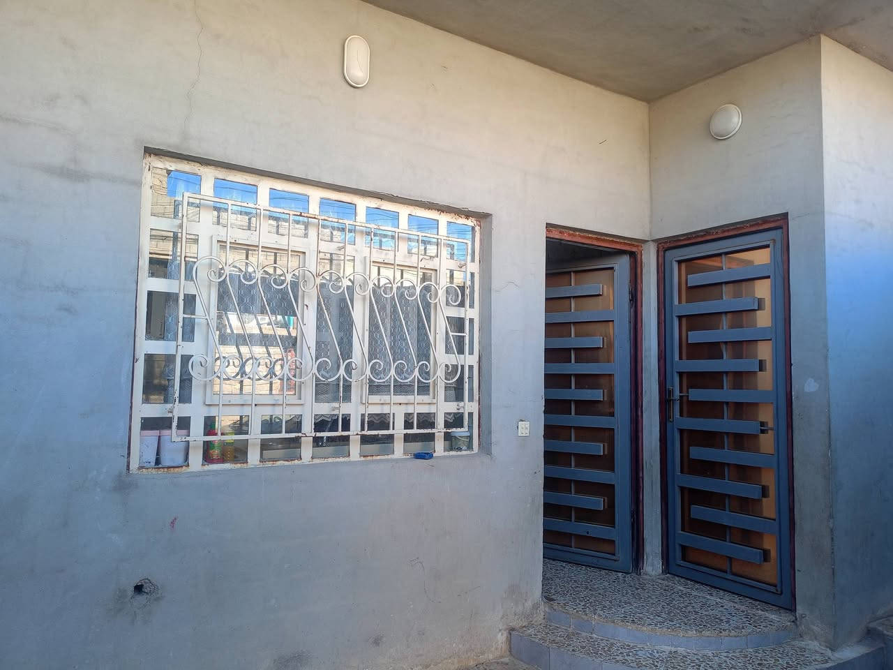 الدار للبيع قرب مولدة سالم السالمي فرع المواصله فرع جدا هادئ                      مساحته 185متر.        الواجها 10متر.     العمق اي النزال 18اونص      يحتوي على 3غرف داخل مساحات حلوة    استقبال 4/6    هول داخلي 5اونص في4مطبخ 3/3.              والطابق الثاني مبني بس ما مصبوب البناء الفوق 3غرف أو حمام أو هول السعر خاص          ملاحظه /يباع مع البيت كاونتر+سبالت عدد2طنين أونص الاتصال على رقم ***********بي واتساب       أو الاتصال على ***********  أبو مهدي
