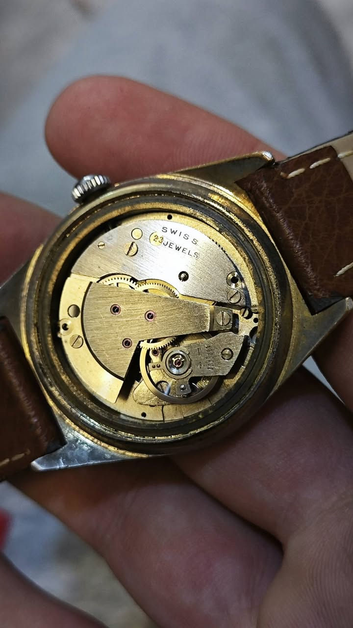 ساعة سويسري
أنتاج قديم 
الساعة تكويك
تاريخ شغال 
ماكنه سويسري 
تحتوي على 23 حجر 
نظافة تامه 
سير جلد طبيعي 
السعر 55 الف وبيها مجال 
للتواصل واتساب أو الاتصال على الرقم 
***********
