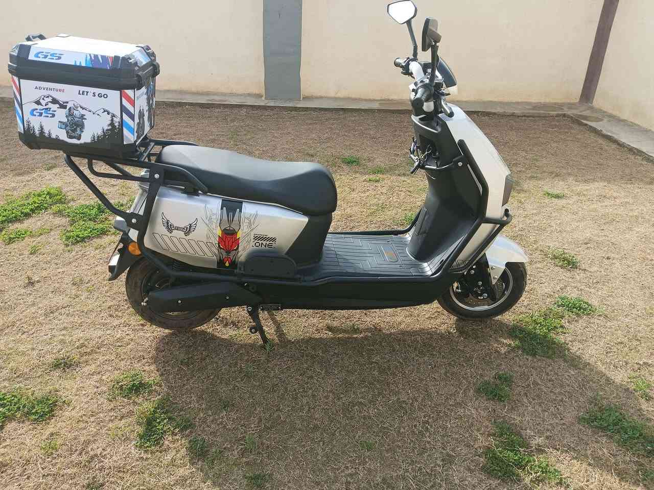 السلام عليكم: دراجة شحن HIS مستعمل شهرين نظيفة، مستعجل على بيعتها مكاني تكريت البوعجيل
المواصفات معروفة ما راح اشرحها كلهة: 

6 بطاريات كرافين 2026 جديدة تمشيك علـ سرعة الثالثة 50 كيلو

 4 تبديلات السرعة 85 حقيقي 

بيها R للرجوع،  وبصمتين و سويجين،  أشاير يمنة يسرة كله شغال، 

مع الشاحن الأصلي من شركة HIS

الدراجة ماشية 350 كيلوا فقط، ملاحظة العداد يقرة كل 500 متر كيلو 

جنطة تحت الكشن و جنطة حجم 50 GS اصلية، + وياها هدية چادر مطري

السعر: 950 وبيها مجال قليل جداً حگ الجية

 الرقم *********** مراسلة واتساب فقط
 او ادخلي خاص
