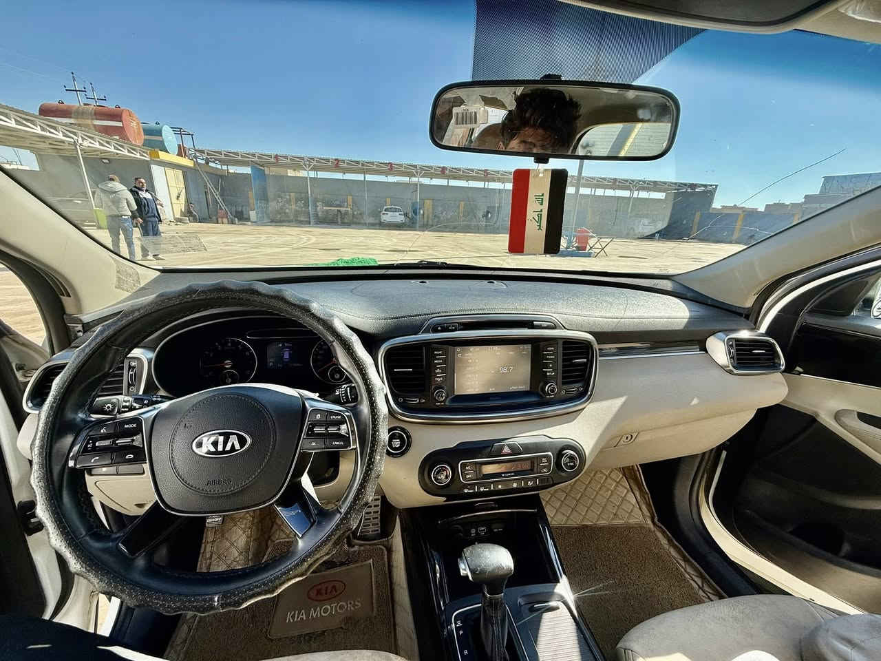 ‏للبيع كيا سورنتو موديل 2019 رقمها واسط مكفولة ماشية 111000 قابلة للزيادة المحرك أربعة سلندر وباقي المواصفات معروفة السعر 210 ورقة وبيها مجال الاتصال على الرقم ***********
