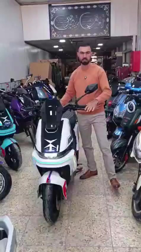 سلام عليكم دراجه 
HUODi الحديثه
ملف 2500
بطارية 50 امبير  72فولت 
شلعه وانطلاقه قوية
سرعتها 90 حقيقي
تقطع مسافة 100 كيلو بلشحنه الوحده الدراجه جديدة لاطخه ولا شخط والوصل مالتها موجود من مؤيد طيارة

***********
