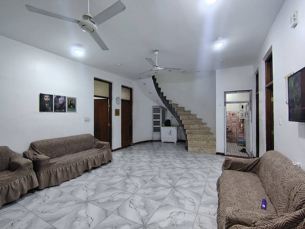 بيت للبيع كوت حي الحكيم شارع علاء غريب مساحه 400متر لبيت 200والحديقه 200متر بناء طابوك سكف صب مرقم من قبل بلدية واسط خدمات ماء كهرباء مجاري علمن يباع مع دار ...كامنتر..مع سبالت..مع ..تخم الاستقبال.......يتكون دار من...غرفتين نوم...هول...مطبخ..استقبال..مجمع صحيات..كراج..حديقه
#للاستفسار_مرجعة_مكتب_الريان_الاستثمار_العقار_كوت_حي الحكيم شارع علاء غريب او قرب أسواق باب الحارة 
بإدارة حسين ابوسند الركابي 
***********
