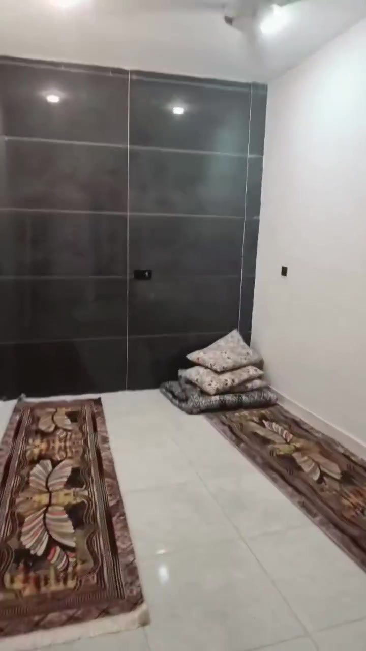 السلام عليكم بيت 100متر اسقتبال ومطبخ وغرفه وصاله وصحيات داخليه وخارجيه. والصطح اجتايگر مع كافه الخدمات ماء كهرباء اناره ليله شارع 12 متر تبليط ارصفه. 
حي الامين مجمع الامير السكني النموذجي 
أكثر الاستفسار الإتصال بالرقم ***********
