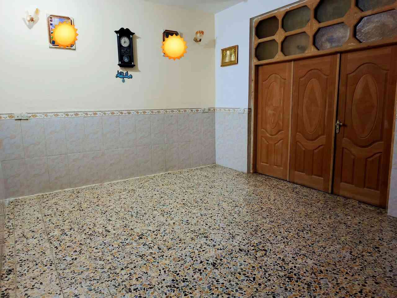 سلام عليكم 
دار للبيع 🏠 مساحه 200 متر طابو ملك صرف باأسمي
بناء طابوك وصب كونكريت مسلح ! خدمات كامله مجاري + تبليط + شبكه ضوئي ! طابقين 
طابق أول يحتوي على طارمه كبيره 6/4 + استقبال 7/4 + مطبخ 5/4 + هول + غرفه نوم 5/4 + مجمع صحيات داخليه 5/4 + منور داير البيت 
طابق ثاني غرفه نوم عدد 3 __ ثنين 5/4 + وحده 7/4 + هول + مجمع صحيات ! المكان بكرلي قرب جامع سلمان المحمدي 
السعر 240 وبي مجال رقم هاتف ***********
