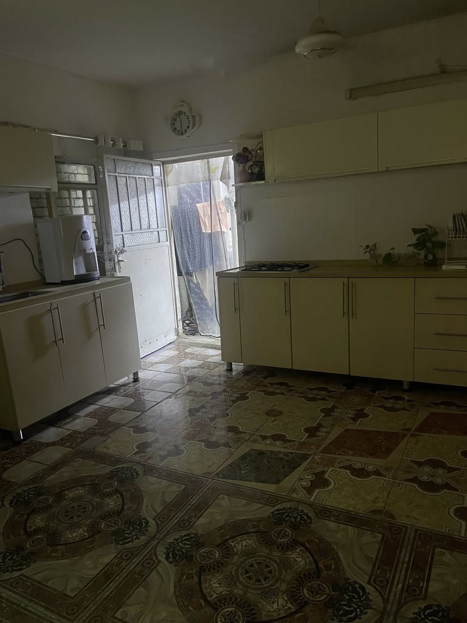 السلام عليكم 
بيت للبيع في شارع فلسطين يعتبر كاع بناء قديم  في محلة ٥٠٥ بالفرع الثالث ورة البانزين خانةالمهندسين
قبل السوك فرع كلش هادئ ونظيف  وقريب ع الشارع العام

مساحة ١٢٠ متر واقع حال ١٢٥ واجهة ٦ و٢٥ والنزال ٢٠
سند ياسم شخص واحد وتحويل مباشر 
للاستفسار الاتصال بالرقم 
***********
