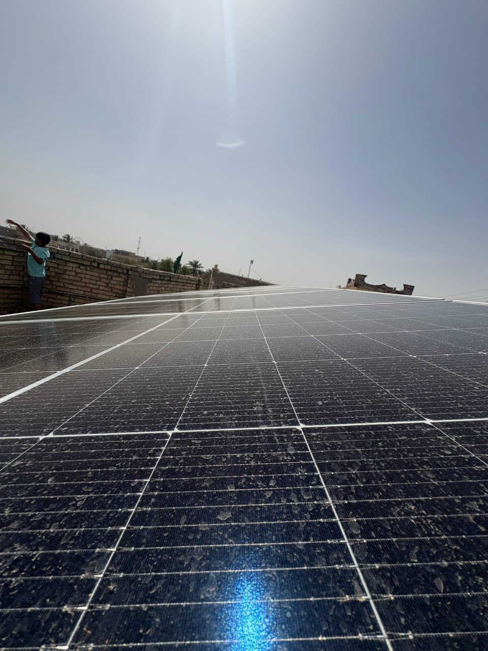 تحية طيبة ..  من مكتب الرؤيا الحرة للطاقة المتجددة
من الأرشيف بتأريخ 2025/5/16 :-
 تجهيز وتنفيذ منظومة طاقة  شمسية للأخ الأستاذ علي عبد الله زناد أبو أثير واسط العزيزية الجمعية الأولى 
بقدرة 12 امبير نهاري / 5 امبير ليلي 
تتكون المنظومة من
6 الواح لونجي Haimo x7 620w بضمان 5 سنة
أنفيرتر سوليار 4.2 كيلوا بضمان 3 سنة
بطارية ليثيوم فوسفات الحديد 
نوع  s voltt 24 voltt
200 AH 5.2 kw
اس ڤولت الرصينة والمعروفة بالأسواق بضمان 5 سنة
بورد حماية للدخول والخروج من الارتفاع والانخفاض والأوڤر كرنت السحب الزائد 
هيكل حديد جيد وبخبرة واداء هندسي 
مكتب الرؤيا الحرة للطاقة المتجددة إدارة أخوكم يوسف المالكي 
*********** 
***********
