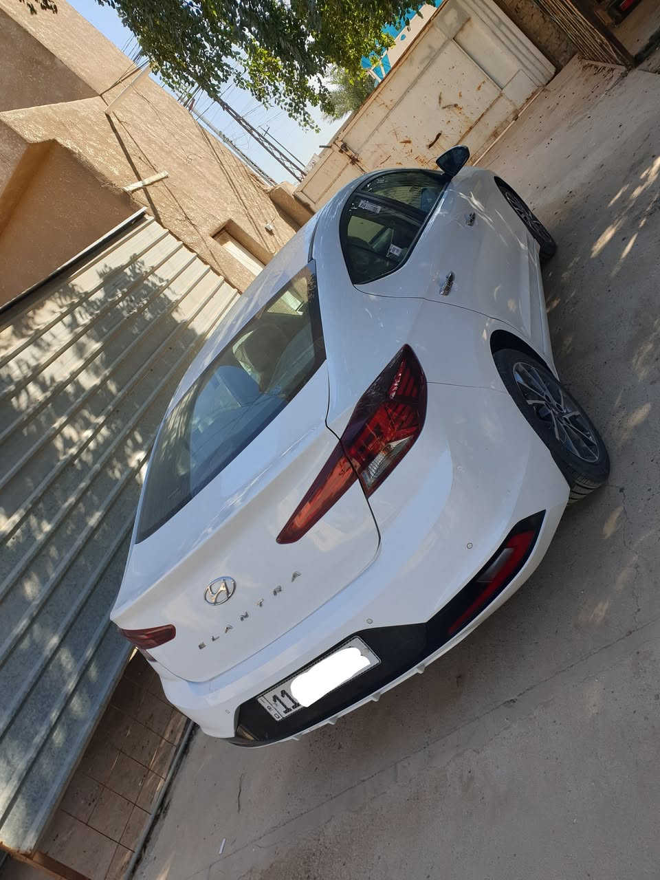 هيونداي النترا 2020 فول مواصفات 
3 وضعيات قيادة (eco-normal-sport)، وحساسات. 

المحرك: 2000 سي سي (دوش) 

ناقل الحركة: أوتوماتيك 6 سرعات.

الخارجية: فتحة سقف (سلايد)، ويل كب مقاس 17، اضاءة LED نهارية، اضاءة ترحيبية، مرايا شفط.

الداخلية: مقاعد جلد، تبريد قطعتين (أو خلفي)، تحكم ستيرن، شاشة كبيرة، كاميرا خلفية، حساسات.

تشغيل بصمة (2 بصمة)، دخول ذكي، حساس جنطة ذكي (يفتح عند الاقتراب)، رادار جانبي

رقم بغداد دولي بأسمي تحويل مباشر

 السعر 175 بيها مجال للشراي مكان السياره بغداد

للاتصال: ***********
