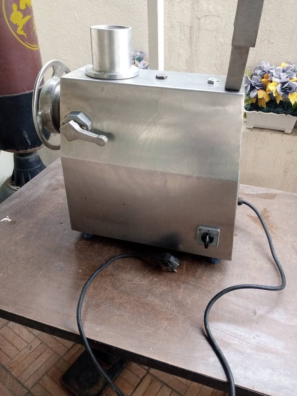 السلام عليكم اغراض مطعم للبيع خلاط تركي 20 لتر 450 الف خلاط تركي 5 لتر 275 الف خلاط 8 لتر 250 الف مثرامه حجم 32 بسعر 400 الف قطاعة خضار تركيه مع قرصين 200 الف قطاعة فنكر 60 الف بغداد ***********
