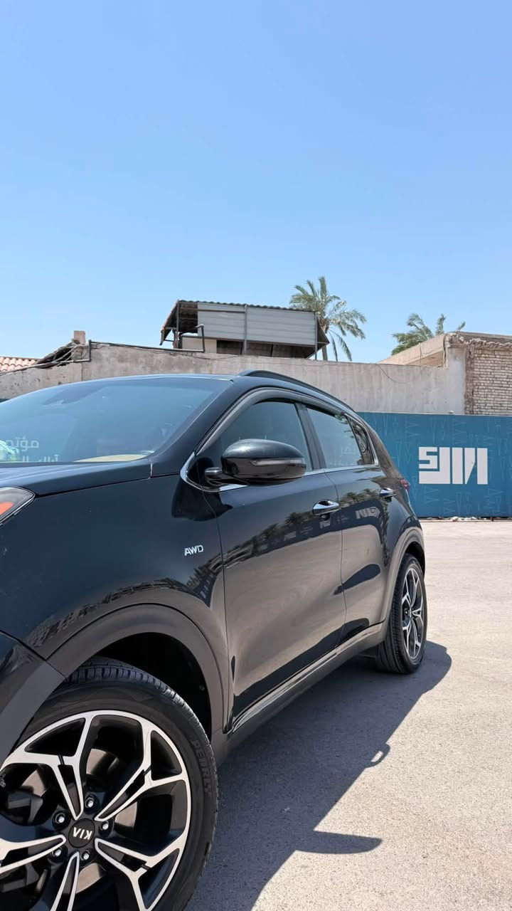 السلام عليكم كيا سبورتج 2021 sx prestige فول مواصفات للاخير ( بانوراما تدفئة وتبريد كشنات وتدفئه ستيرن حساسات رادارات سماعات هارمن كاردن وبعد بيها هواي مواصفات ) ماشية 48 الف فقط مكينة 2.0 تيربو حادثها جاملغ امامي يمين وبنيد حادثها حلو وصارت عندي هنا طخه بالباب الامامي اليمين طخة بسيطة بعدها على وضعها السيارة كلش جديده وسعرها مناسب مكانها بغداد الدورة للاستفسار اكثر : ***********

