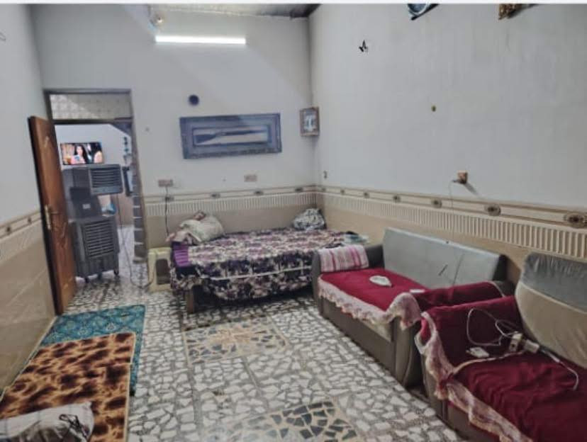 سلام عليكم  البيت البيع.  او مراوس بل شهداء حسب القناعه 

البيت 🏠 بناء 2022 حديث 

الموقع  جبريه ٣ قرب جامع النداء 

طابو صرف تحويل ثاني يوم 

المساحه 125

قاط الأول  يتكون من ديوانيه وصاله ومطبخ وغرفت نوم وحمام داخلي  

كراج كاشي 

صحيات خارجيه 

كامل نقص بس سقف ثنوي 

ديوانيه حزام سراميك ورضيه كاشي 

مطبخ سراميك وكاشي 

صاله حزام سراميك وكاشي 
 
والغرفه سراميك حزام وكاشي ارضيه  
 
حمامات داخليه و خارجيه 

البيت كهرباء كله فول.  الشغل درجه واله 

الماي كله شغل درجه واله  
 
القاط 2 لفوك 3 غرف نوم 

اولاً غرفه كامله من سراميك وسقف 
 
بيها شباك من الكاع الحد بيتونه ٣ والصاله حزام سراميك  عايزها سراميك ارضيه فقط 

والغرفتين عايزهن سراميك ارضيه فقط وصقف 

البيت قاطين وبيتونه  كبيره طابق ٣ 

لبيت بي نواقص. قليليه الواجه بيها ملبوخه  وبيها ما ملبوخه  

التفاصيل اتصلو عل رقم🤝 (***********)
