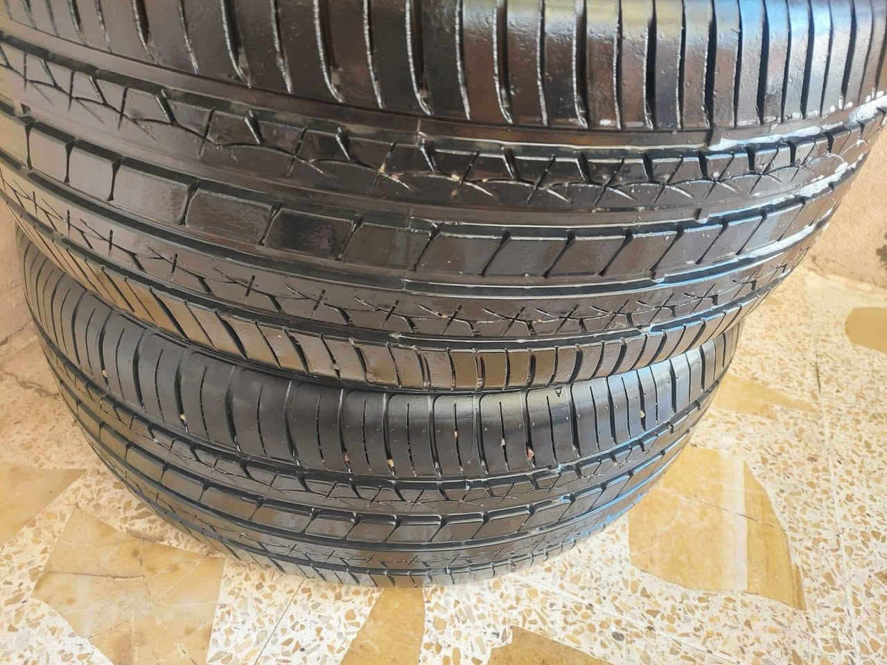 تخم تايرات ٤عدد مستخدم ١٠ ايام قياس ٢١٥/٤٥/١٧ سعر ١٥٠ الف
***********
