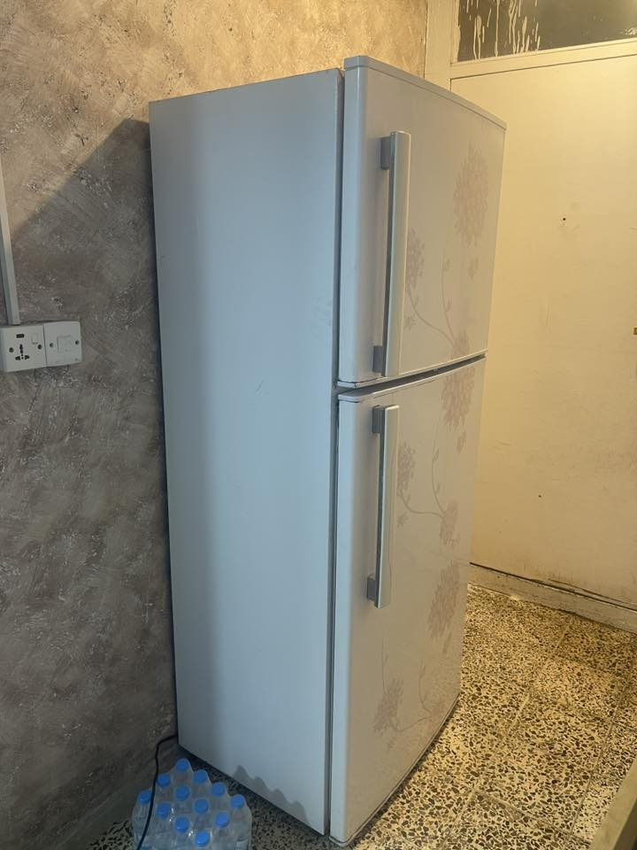 ثلاجة مستعملة للبيع شغالة سعرها 125 الف 

‭0770 276 1662‬
