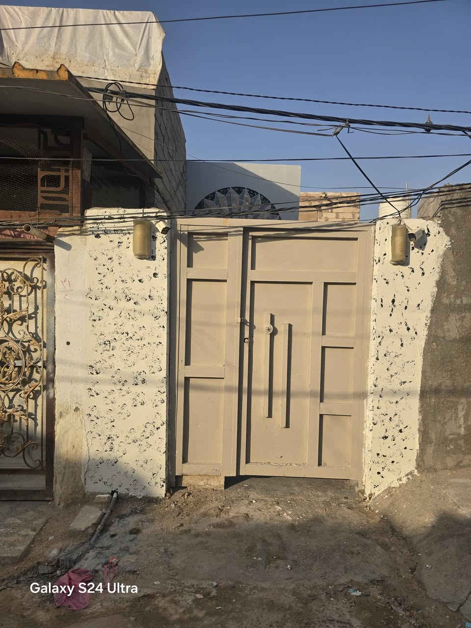 بيت لبيع بشارع المطار القديم المساحه ١١٠متر يحتوي على غرف ٢ وصاله ومطبخ ومكاشيف ٢ وصحيات السعر ٢٠ وبي مجال للستفسار*********** مكتب بركات ام البنين قرب مثلجات سنبله
