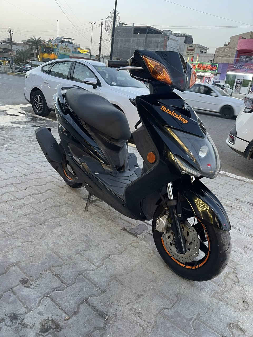 السلام عليكم سكنس لد كوري
بيه بوشه 59 
زوج كلجات رياضية 
مازده عدسه وسكنات عمل لونين 
قبغ فلاوين اصلي برتقالي 
قطرة اكسل برتقاليه 
صالنصه صجميه سوده بيه واقيه مال شمعه 
اشاير برتقاليه 
دراجه جديده كلش وناعمه وبيه شلعه ومعدل يخبلن 
*********** مكاني الشعب 
السعر 1500 مليون و500
