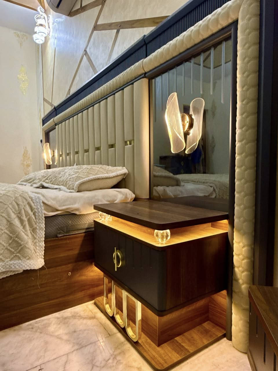 سلام عليكم غرفه تركيه تحتوي علا. 9 قطع مستعمله. قليل بسعر (مليونين 500) العنوان بغداد البلديات (***********)
