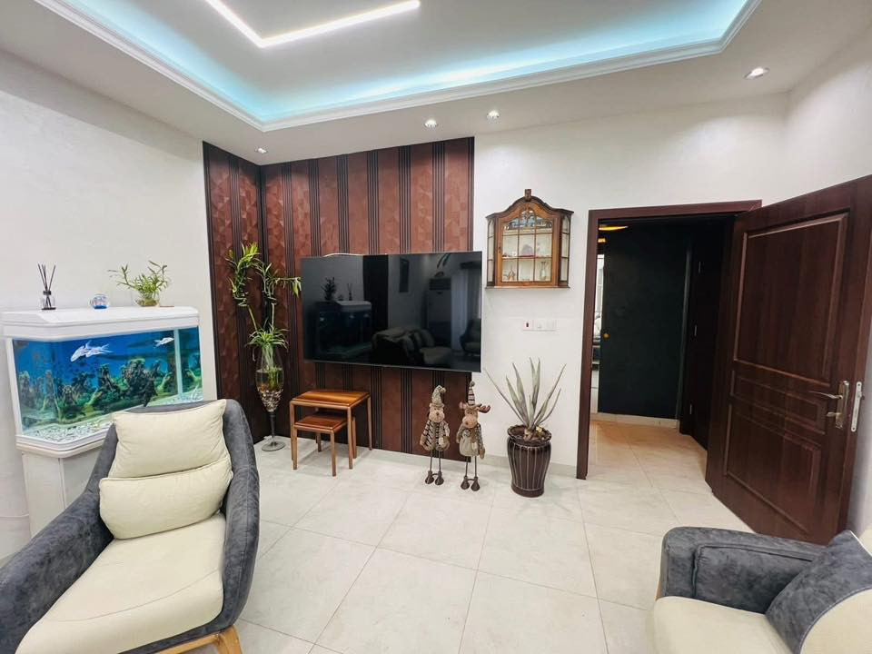 #دار_للبيع  🏡 في الديوانية – مجمع السلام
📍 الموقع: مجمع السلام – الزون الثاني
📐 المساحة: 250 م²

✨ مواصفات الدار:

 • الدار مصبوغ بالكامل من الداخل
 • جميع الكهربائيات مجددة بالكامل (شغل جديد من وقت الاستلام)
 • إضافة مخزن خلف البيت
 • غرفة مزججة في الحديقة الجانبية
 • عدد 4 غرف نوم
 • عدد 4 حمّامات
 • حدائق مرتبة ومزروعة بالأشجار
 • إضافة نافورة تعطي جمالية مميزة للبيت
 • البيت من أجمل بيوت مجمع السلام (والصور خير دليل)

🛋 البيع مع الأثاث يشمل:

 • شاشات
 • سبالت
 • كاونتر
 • ثلاجة ومجمدة
 • ستائر
 • وغيرها من المستلزمات

💰 الأسعار:

 • بدون أثاث: 300 مليون
 • مع الأثاث: 320 مليون
 • تسليم يد بدون أثاث: 190 مليون
 • القسط إلى المصرف العقاري (مبادرة): 661 ألف

📸 الصور متوفرة وتبيّن جمال وتميّز الدار
——————————————-
#متابعة_الصفحة
#نستقبل_جميع_عروضكم
———————————————————
🔺#للاستفسار الاتصال ع الارقام
http://wa.me/+964*********** 📲  مراسله واتساب 
*********** 📲 
—————————————————————
او زيارة مكتبنا متواجدين 11 صباحاً إلى 8 مساء 
🔺مكتب دره المشرق للاستثمار والتطوير العقاري 
🔺العنوان:-حي الجزائر الشارع العام قرب مأكولات تشرين
