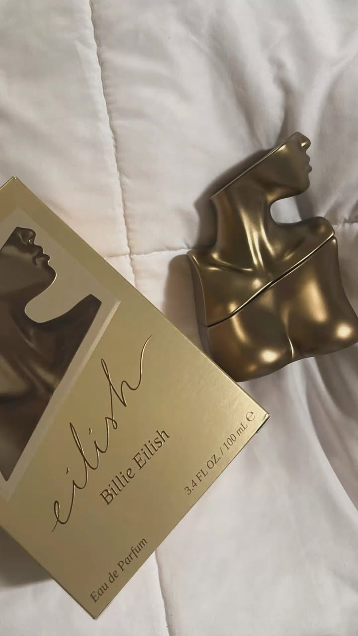العطر الرهيب 

عطر بيلي إيليش أو دو بارفان للنساء 

Billie Eilish Eau de Parfum for Women

 النوتات العليا: السكر، التوت الأحمر، البرتقال اليوسفي .👄

النوتات الوسطى: الفانيليا، الكاكاو، التوابل، الورد. النوتات الأساسية: حبة التونكا، العنبر، المسك، الروائح الخشبية.🖤

الأنوثة بهل عطر متوفر ( ذهبي ، أحمر ) 💯

#الاصلي حجم 𝟏𝟎𝟎𝐦𝐥


**إذا كنت صاحب هذا الإعلان وتريد حذفه لأي سبب، رجاءا أرسل رسالة إلى الدعم الفني**