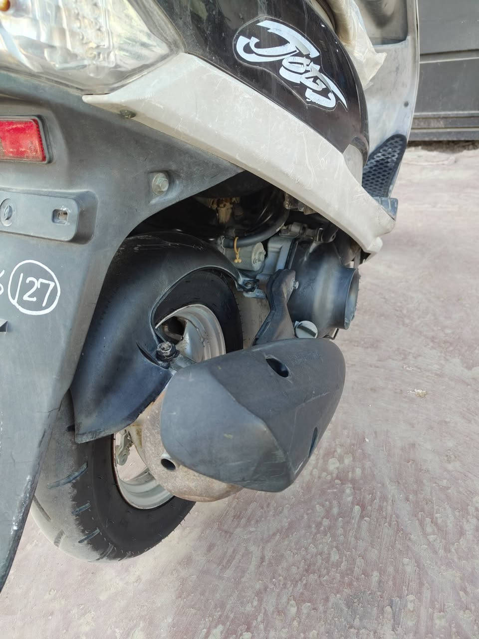 مرحبا شوفت عينك اسمها وشكلها معروف لاتبخير ولا تنقيص من الاخير حاويه وكيلها موجود ال خزعلي دراجة صارلها شهرين من طالعه من الوكيل/ مكانها الجمهوري شارع سالم 
((*********** )) اتصل وخادم
