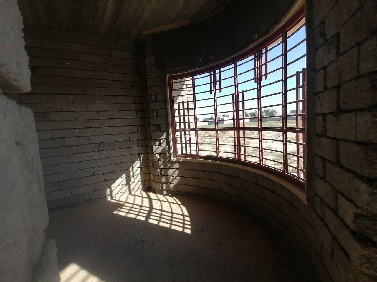 السلام عليكم بيت للبيع مساحه الأرض ١٠٠٠ متر مقابل قاعه الموال..مساحه البناء ٢٠٠ متر يتكون من ربعه و هول.+2 غرفتين مع مطبخ... وصحيات داخليه... السعر اتصل على الرقم ***********
