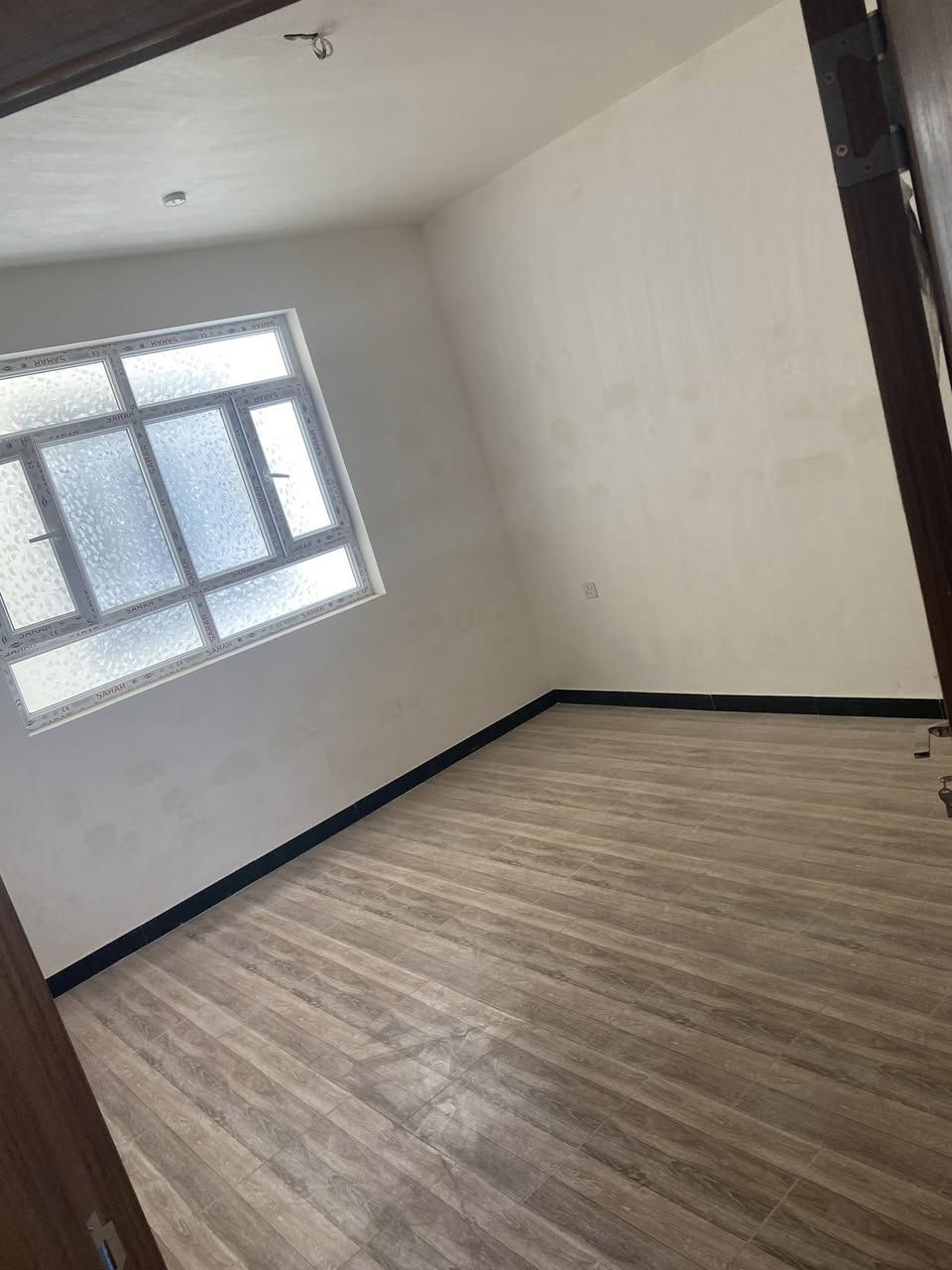 سلام عليكم
شقه مساحة90م للبيع سند طابوا صرف اصدار سنة 2026
موقع الاعظمية شارع قاسم ابو لكص قرب حديقة نعمان موقع ممتاز سنتر الاعظمية
بناء حديث مصعد
غرفتين + صاله + مطبخ معزول + منور عدد 2 +خدمات 
اضافة تحتوي على ممر خاص للشقة معزول يصلح مخزن
مصعد يعمل 24 ساعه 
طابق رابع 
جهة خلفية  
مؤجرة عائلة صغيرة ٣ نفرات  500 الف
برغبة مشتري استثمار ام سكن
سعر 110مليون قابله للتفاوض  
ملاحظة // من صاحب عقار مباشر بدون دلالية
يوجد تصوير كامل للشقة على واتساب 
لاستفسار الاتصال ***********
