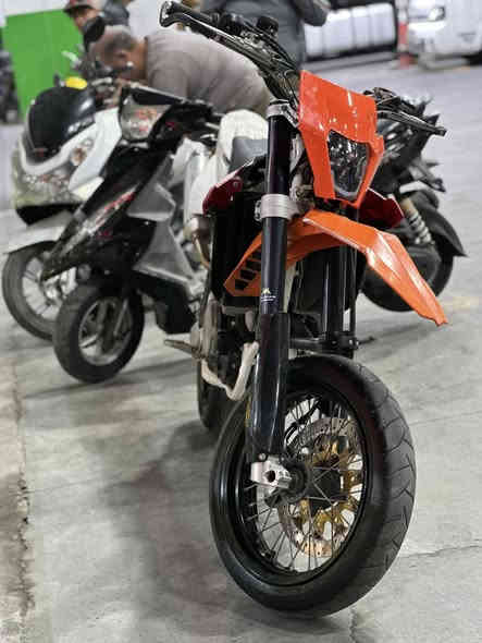 السلام عليكم للبيع قفاز هسكوفارنا حجم المحرك 450 ولفات نوزل الدراجة بيه شلعه قنبله دبل اكزوز خلفي بريك امامي خلفي دسك صناعة الدراجة النمسا للي ميعرفه شديتله بجم وجاملغ امامي مال كي تي ام تزويد وغراضه البلادي ايضا موجوده انطيه وياهة شاشه الكتروني حديث تنطيك كامل معلومات الدراجة ار بيئم بيه وكلوب بانزين الدراجة رمبه ومماشيه هنا ابد مكفوله كفاله عامة السعر 35 ورقه مكاني بغداد رقمي *********** ملاحظه تايرات زوج جدبد شديتله سمي سلك جلاتيني
