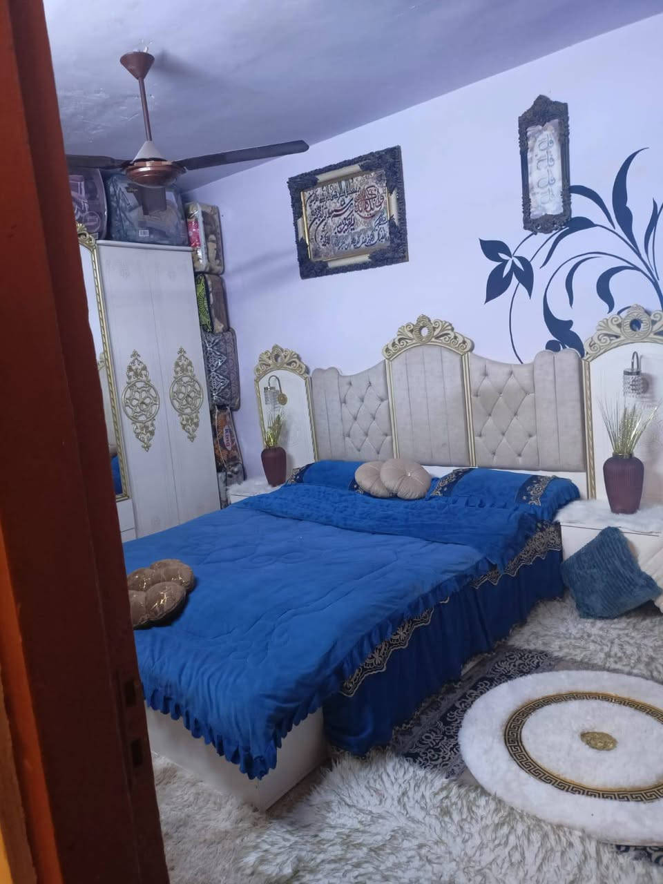 بيت للبيع بالتقسيط 💣
 في حي الساهرون قرب جامع خبيب 🕌
 مساحة 100م طابق ونص الطابق الأول غرفة وهول واستقبال والطابق الثاني غرفه وهول مقدمه 40 والباقي بالشهر حسب الاتفاق السعر الكلي 70 💰
للتواصل على الارقام☎️
 أو زورو مكتبنا في حي سومر قرب جامع قباء 🔊
