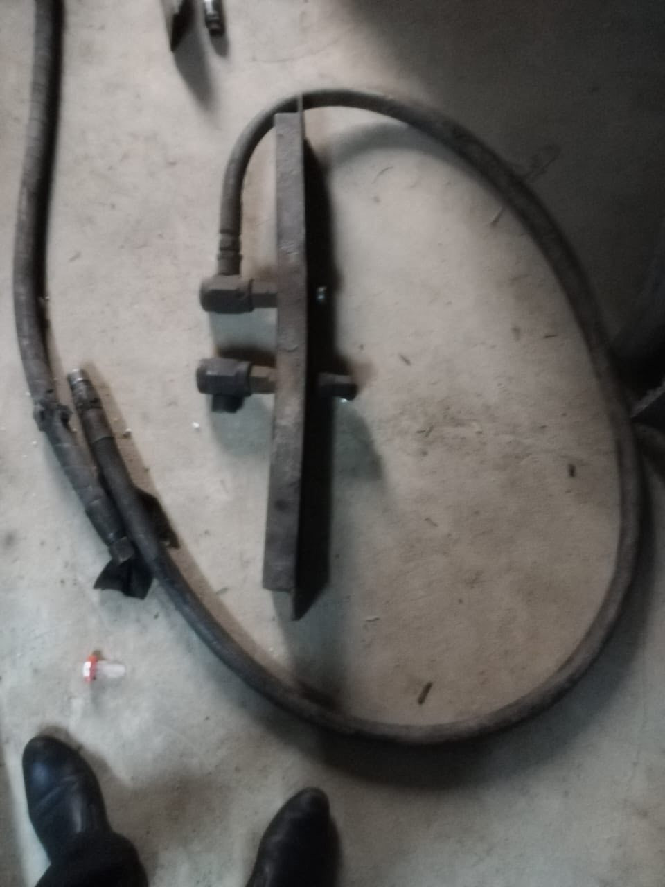 ئەشیای سەیارەی گەورە بۆ فرۆشتن
پەمپی هەوا یەک بستۆنە 

تەنکی بە قاچ و کامل ئەشیاوە 

سۆندەی وینج 

هەموشیان زۆر بێ کێشەن 

‎ژ م :*********** 
***********
