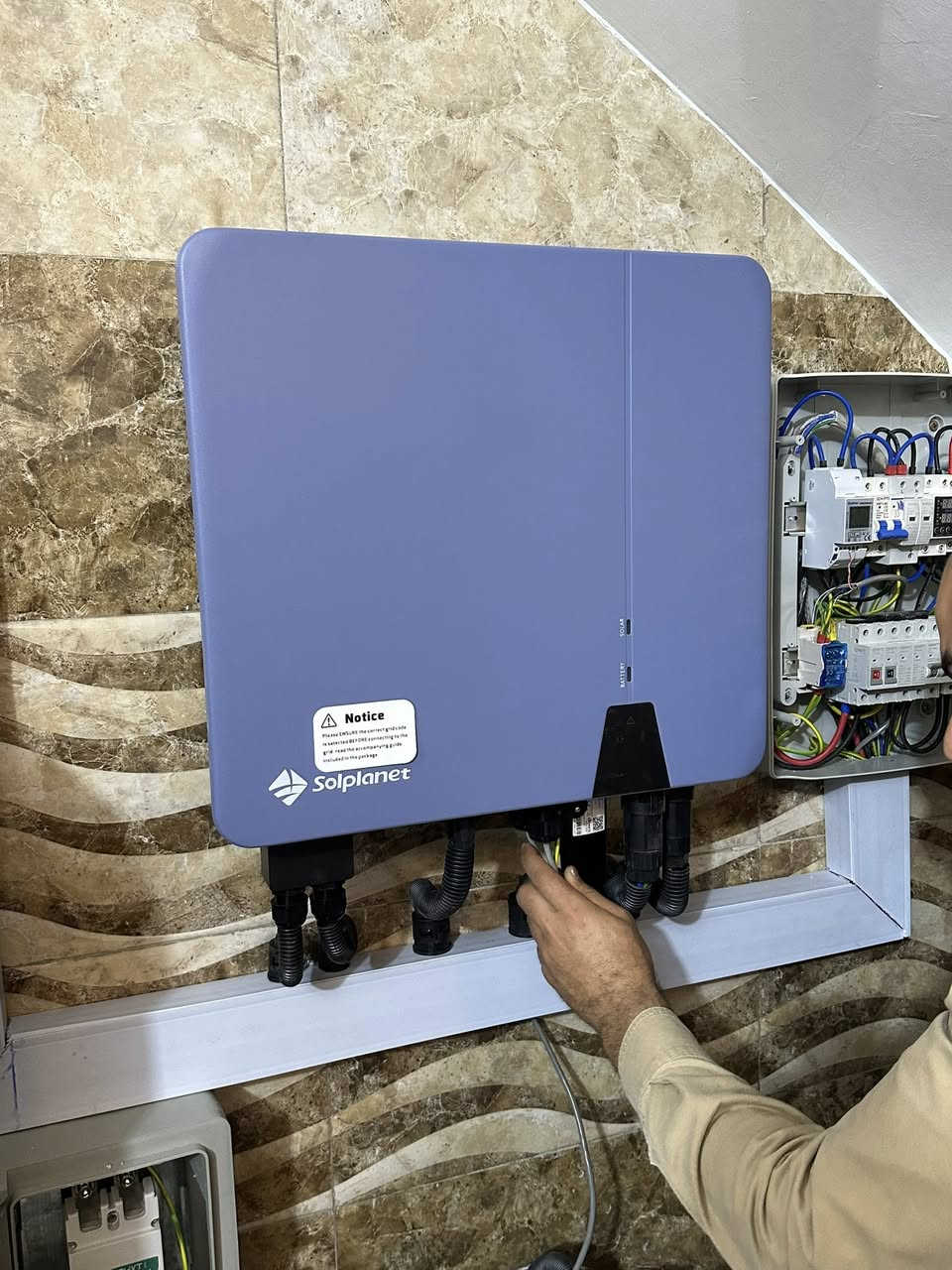 تم بحمد الله 🌞 تركيب منظومة طاقة شمسية في بغداد منطقة الحبيبيه من قبل الكادر الفني لشركة ارض الرواند 
باستخدام أحدث التقنيات وأعلى معايير الأمان والاعتمادية ✅⚙️

    

📍 الموقع: بغداد الحبيبيه 
🔋 البطاريات: 5k عدد 2 نوع Solplanet ضمان ١٠ سنوات استبدال 

⚡ الإنفيرتر: 6k Solplanet ضمان ١٠ سنوات استبدال 

☀️ الألواح: 8 الواح ايكوx10 

🔌 البورد: ATS مع بارد منفصل لزيادة الأمان والتنظيم

💡 منظومة متكاملة لتوليد طاقة نظيفة وآمنة تغذي الموقع بثبات وكفاءة عالية 

 #الطاقة_النظيفة #ATS
📞 للاستفسار والطلب📲
   ***********
📍 العناوين:
🏙️ بغداد – شارع الصناعة – فلكة رئاسة الجامعة التكنولوجية
