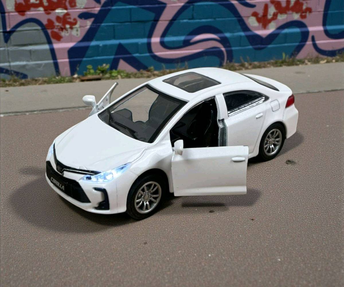 سيارة تويوتا كورولا مجسّمة معدنية مع إضاءة وصوت

الاستخدامات

لعبة ترفيهية للأطفال ومحبي السيارات.

قطعة عرض لهواة جمع المجسمات المعدنية.

هدية مناسبة للأطفال أو عشّاق سيارات تويوتا.

ديكور أنيق للمكتب أو غرفة الأطفال.

المميزات

هيكل مصنوع من المعدن مع تفاصيل دقيقة تعكس تصميم تويوتا كورولا الحقيقي.

مزودة بـ إضاءة أمامية تعطي إحساسًا واقعيًا أثناء التشغيل.

صوت محرك سيارة عند الضغط أو التفاعل مع السيارة.

أبواب قابلة للفتح.

عجلات متحركة بسلاسة لسهولة اللعب.

تصميم متين يتحمّل الاستخدام اليومي.

الأبعاد:

- الطول: 12.5 سم
- العرض: 5 سم
- الارتفاع: 4.5 سم

محتويات الصندوق

سيارة كورولا مجسّمة معدنية واحدة.

بطاريات تشغيل مدمجة (إن وجدت داخل المنتج).

الملاحظات

الألوان قد تختلف حسب الدفعة (أبيض، أحمر، رمادي، أسود).

المنتج مناسب للأطفال بعمر 3 سنوات فما فوق.

يُنصح بعدم تعريض السيارة للماء للحفاظ على الإضاءة والصوت.