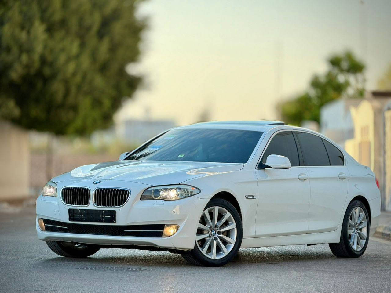 #اللهم بارك لا قوة الا بالله 

#الله_يبارك درجة_أولى سوبر نظافه 

#F10 #BMW

🔳‏النوع :بي ام دبليو  ‏
🔳الفئـة .اف 10✔️
🔳الـموديل :2013
استراد كوريا 

🔳اللـون :‏ابيض 🤍
🔳سعـة المحـرك 28 محرك 6 
🔳المسـافة المقـطوعة  159كيلو مشي اصلي بلكود 
درجة اولي ولاعيب مسرفزه بل كامل 
الحـالة : مُمتَــٰـازَة ✅
صالون اسود 
الممـيزات فل كاااامل : 
✨ ديسكو كبير عجل جديد 
✨ دبل عداد 
✨بصمة 
✨ شاشة 
✨تدفئة في الكراسي
✨مرايات كهربائية  
✨فرنيلو وليزر الدار
✨تحكم كامل في المقود 
✨ماقازين
✨ماوس 
✨تكييف ديجيتل 
✨كراسي جلد 
✨كراسي كهربائيات
✨فتحة ف سقف 
✨حساسات 360 امامية وخلفية 
سيريه إطارات جديد   🌟 
وغيرهــا موضحة بالصـورْ ⤵️🎖
العيـوب : لا يوجد بادن الله  
نـاقل الحـركة : توماتيك 
نـوع الوقـود : بنزيــن - 
طـريقـة الدفـع : گـــاش - Cash 💰
________________________
للإستفســار أگـــثــر ↘️⬇️↙️   
علـــى الهاتــف 0921347752
المكان طرابلس


**إذا كنت صاحب هذا الإعلان وتريد حذفه لأي سبب، رجاءا أرسل رسالة إلى الدعم الفني**