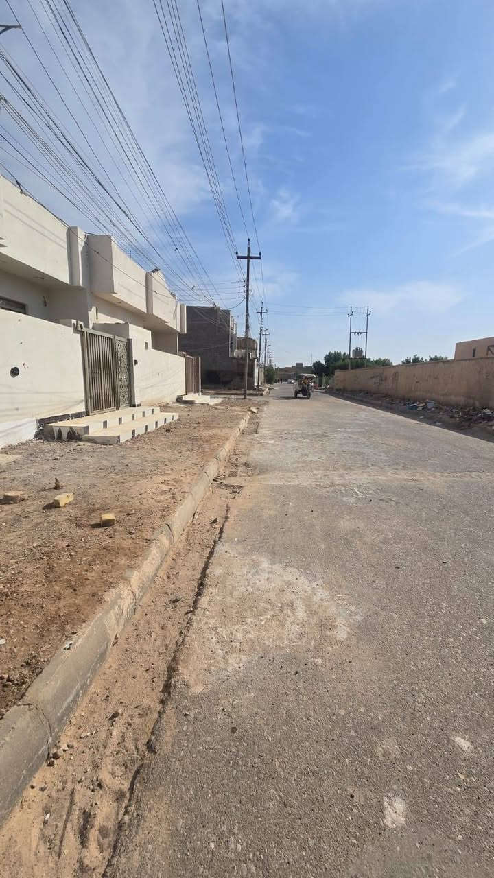 في العبجيه قرب المدرسه الطف الابتدائي البنين المساحه 100 متر السعر ب 103    وبي مجال البناء حديث الهاتف ***********
