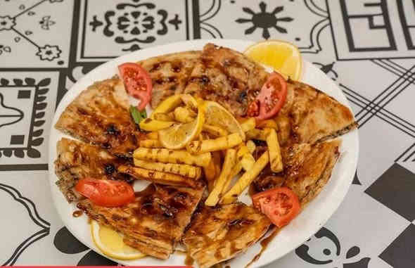 السلام عليكم..شيف مشاوي عامه بكل أصناف المشويات أكثر من 10انواع بالكباب والتكك ومسحب دجاج وعرايس لحم وعرايس دجاج واجنحه وكباب المتر وصلصات المشاوي وشيف شاورما لحم ودجاج بطريقه احترافيه متفرغ للعمل سكني بغداد الكرخ..***********
