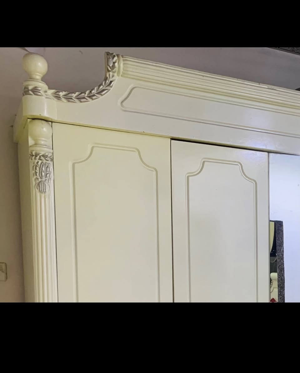 غرفة كويتيه 6 قطع ( كنتور 6 ابواب + جربايه + ميز مرايا 6مجرات + ميزين بصف الجربايه كل ميز 3 مجرات + طابوريه) خشب قوي جداً كويتي
السعر مليون 
المكان : البصره-الابله-الوايلس
رقم الهاتف *********** البصرة, العراق
