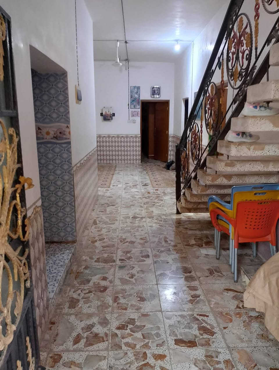 سلام عليكم بيت اللبيع مساحه 200متر طابو زراعي قرار 25يحتوي علئ غرفتين نوم صاله ومطبخ وبراني طابوك درجه اوله صب كونكريت 3رباطات مدارس عدد 2كهرباء ماي داخل ضمن مربع الكوفه العنوان الكوفه الصوب الصغير منطقت البو نعمان قرب مدرسة المقداد الستفسار انتصل علئ رقم ‏‪***********‬‏
