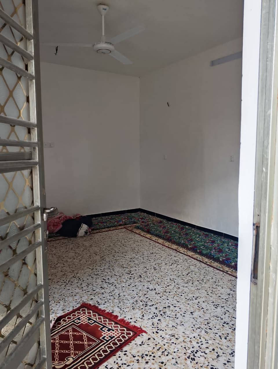 بيت للبيع سند ١٧مساحه ١٦٠ متر بي غرفه وحده ٥×٥ وحولي ٤×٥
٣حمامات مطبخ ٦×٦ موجود خدمات كامله مع تبليط قرب سوق المكاسب كامل كافه لخدمات بي ***********
