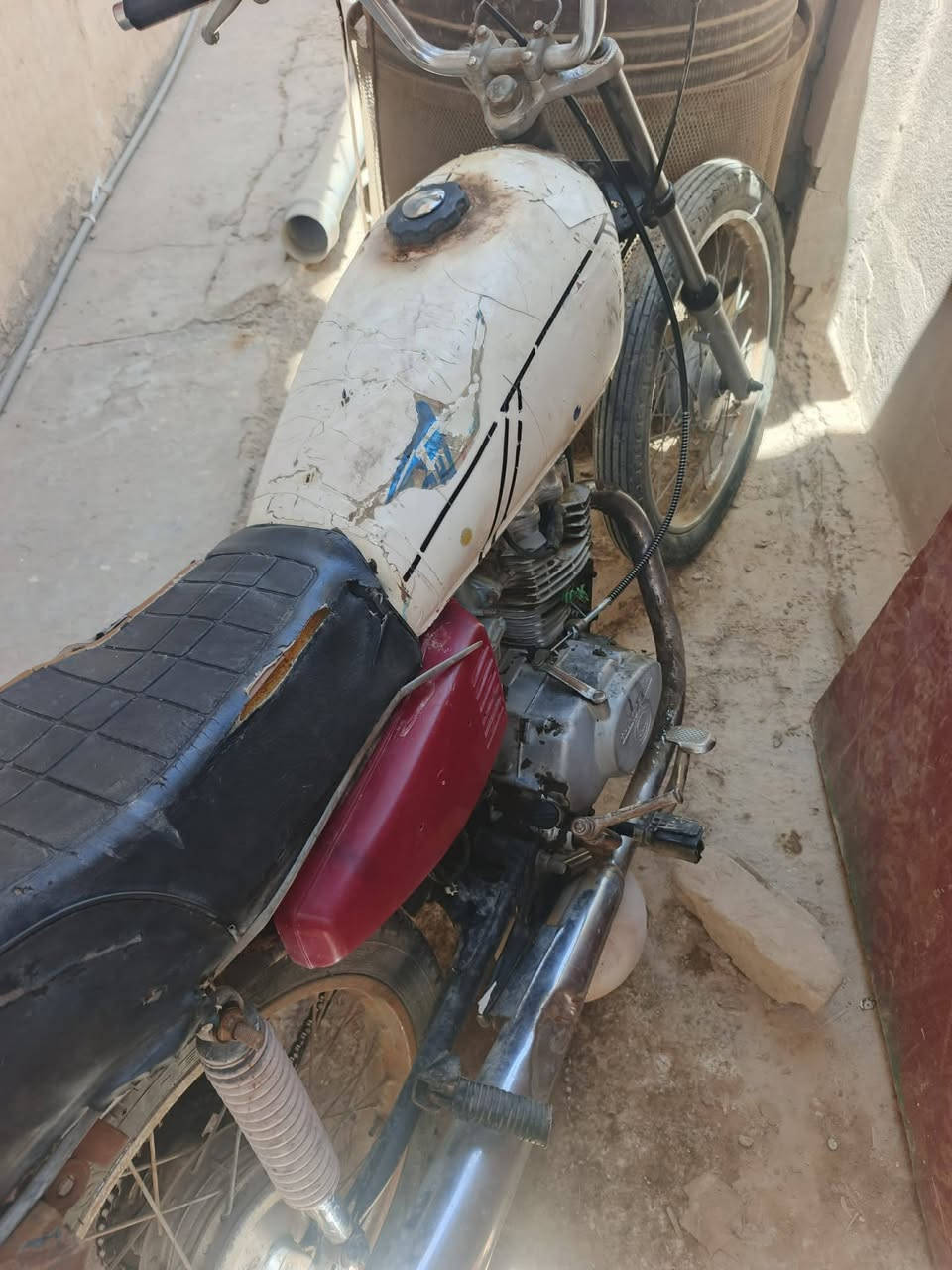 السلام عليكم دراجة للبيع مكينته شغاله وناعمه ابيع كوم حديد رقم شاصي وبليته موجودات سعر ١٧٥ وبيه مجال مكان حله مركز مدينه رقم ***********
