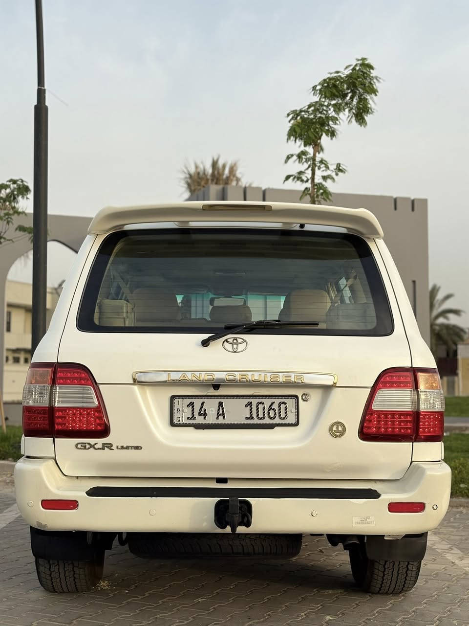 لاندكروز  2007 خليجي فول مواصفات 1/1 ألون صدفي
رقم بصره مميز بسمي سنويه وهزه 2031 جديده داخل بيجي 7راكب ثلاجه تبريد 3قطع حساسات كامره شاشه مكفوله من الضربه وكافه الرسميات بيه قطعتين صبغ جماليه سياره جديده وجاهزه مكينه 6V وكير وحداده تخم تاير اي نقص مابيه 

تباع مع الرقم 169$ 

رقمي *********** 

عنواني البصره طويسه
