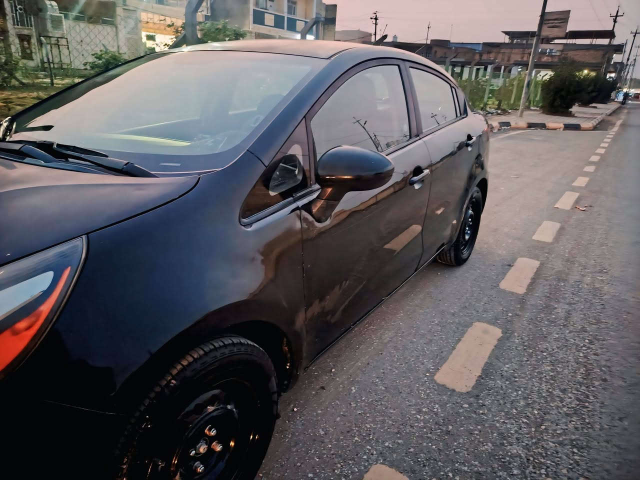 كيا ريو ٢٠١٧ وارد أمريكي باب السايق مبدل كير مكينة خير من الله سيارة فقط من البيت للدوام مامتعوبة مداور ثاني يوم السعر ٨٢ وبيها مجال الاتصال ع الأرقام التالية
(***********) و (***********) مكانها  واسط قضاء الحي..
