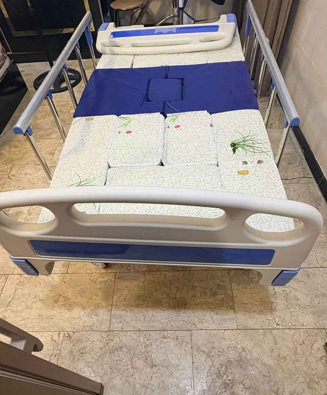 ‏سرير الطبي للبيع معروض في السوق بسعر 550 وأنا عارضة450 وبي مجال تواصل على رقم الهاتف***********
