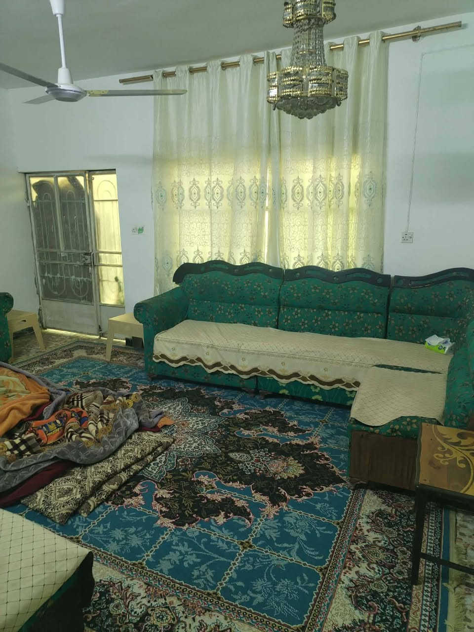 السلام عليكم 
دار للبيع طابو زراعي سند 25
المساحه 350 متر 
الموقع البكرلي الاولى مقابل مدرسة البحتري علشارع التبليط .بيت جبير ومنطقه مرتبه 
يحتوي ع غرفتين نوم .صاله .كليدور .مطبخ. كراج كبير 
منطقه هدوء وخدمات كامله 
/// السعر 115 مليون قابل للتفاوض//
*********** واتساب 
*********** ابو علاء
