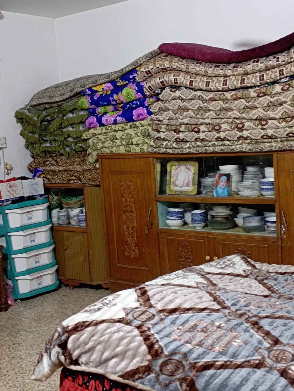 دار  طابقين ملك صرف للبيع 📢 
المساحه 320 متر 
الطابق الارضي يحتوي على غرفتين نوم واستقبال وصاله ومطبخ وصحيات داخليه و خارجيه 
الطابق الثاني يحتوى على غرفتين نوم وصاله وصحيات 
خدمات كامله تبليط ومجاري 
البناء طابوك درجه اولئ السقف شيلمان الارضيه كاشي 
علمأ البيت أمامه محرم مايقارب 300متر تابع للبيت 🫰
العنوان الهاشميه حي العسكري جهه (حي الباقر )مقابل البزل 
 للاستفسار *********** فايز الجبوري
