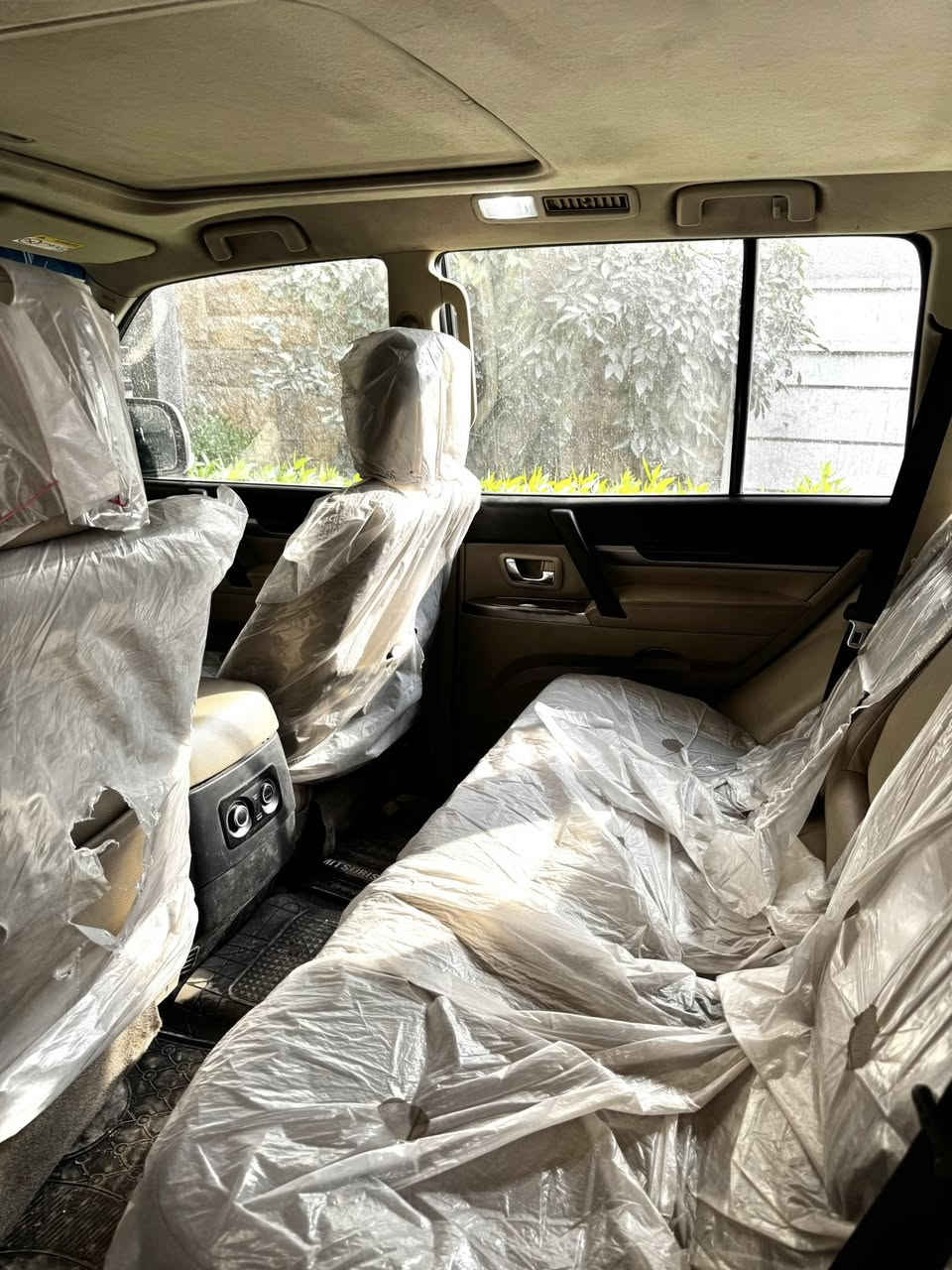 السلام وعليكم 

باجيرو 2014 GLS فول ((عدا الدمام فقط))
سيارة نظيفة استخدام قليل ما ناقصها شي  
محرك 3500 المرغوب 
ماشية 91 الف كيلومتر 
محرك وكير بحالة ممتازة ، بلكات نوزلات اصلي وكالة
صدر جديد دبلات جدد
زوج تايرات جدد 
تبريد ثلج فريز جديد غاز امريكي 
مكفولة من الضربة والصبغ 
فقط تكحيل شخوط 
وبيها رصعة بسيطة بالدعامية الخلفية مثل ما موضحة بالصورة 

المواصفات

كشنات جلد تحكم كهرباء
فتحة سقف 
تحكمات ستيرن 3 اتجاهات اوامر صوتية بلوتوث
مري شفط كهرباء
4 حساسات خلفية + كاميرا خلفية
شاشة اندرويد ممتازة
منظومة زنون عالي ناصي قوية
كشافات ضباب زنون

رقم اربيل الجديد تحويل مباشر
سنوية 2029/9 

السعر 178 
المكان بغداد 
*********** موجود واتساب
